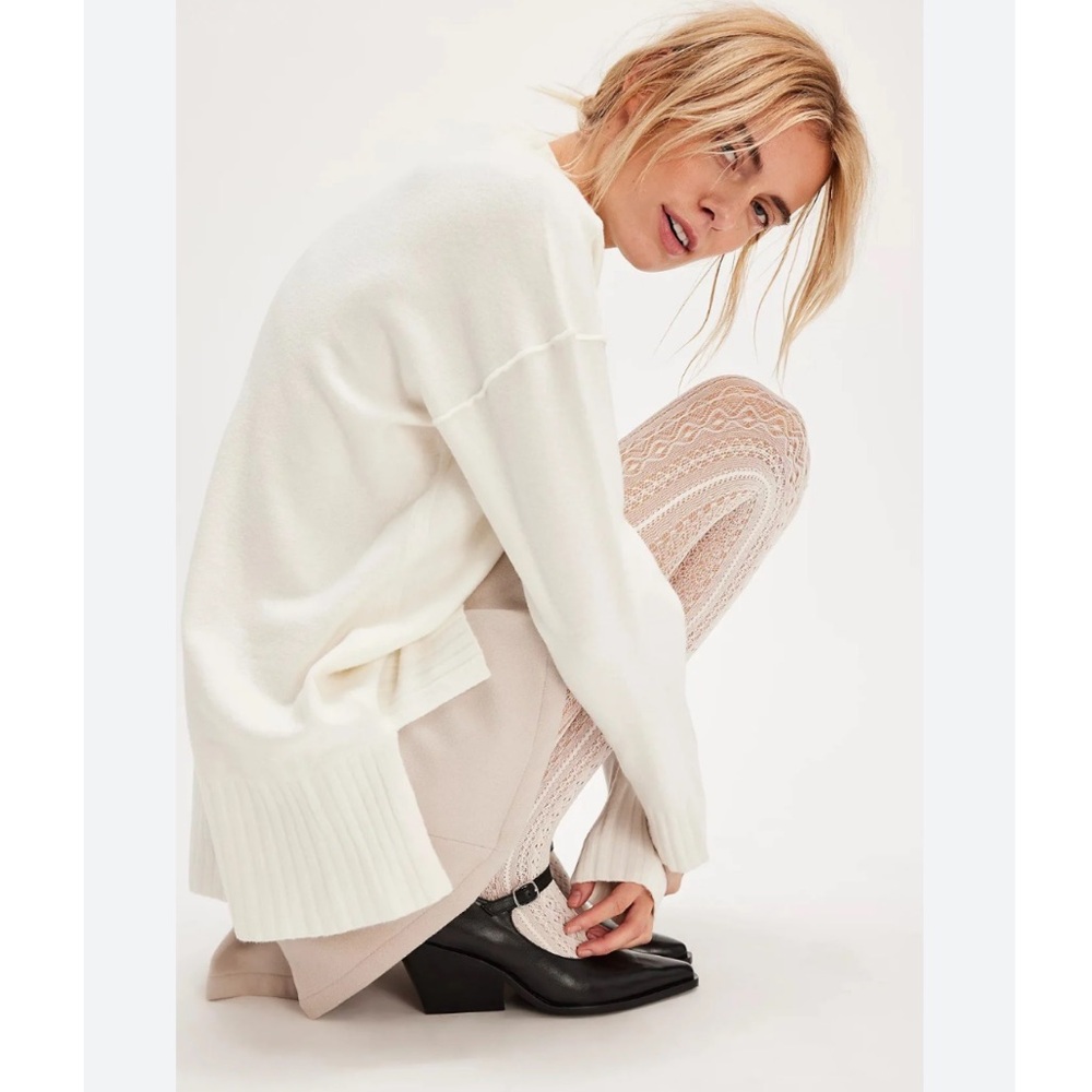 PHOEBE PULLOVER
COLORS Available WHITE OR Tan
NWOT
Free People
OVERSIZED
